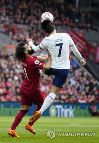 토트넘 홋스퍼에서 최근 400경기 출전을 달성한 레전드 손흥민은 한 매체가 선정한 30대 공격수 스리톱 중 한 명으로 뽑혔다. 토트넘에서 400경기에 나와 160골을 터트린 1992년생 손흥민은 해리 케인과 모하메드 살라와 함께 30대를 대표하는 공격수로 선정됐다. 20대 공격수 스리톱은 엘링 홀란과 킬리안 음바페 그리고 부카요 사카로 구성됐다. 마지막으로 10대 공격수 3인방엔 라민 야말과 엔드릭 그리고 알레한드로 가르나초가 이름을 올렸다. 연합뉴스