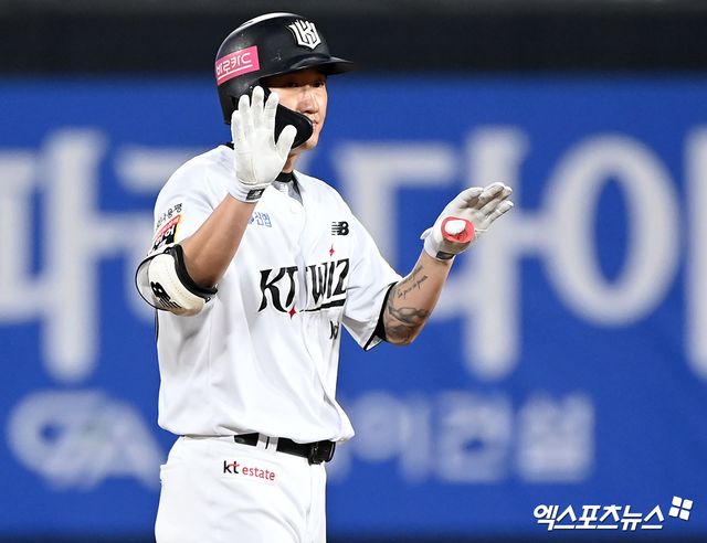 KT 위즈 외야수 김민혁이 적시타를 친 뒤 세리머니하고 있다. 엑스포츠뉴스 DB