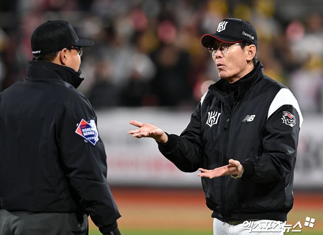 KT 위즈 이강철 감독이 지난해 경기 중 심판의 판정에 관해 어필하고 있다. 엑스포츠뉴스 DB