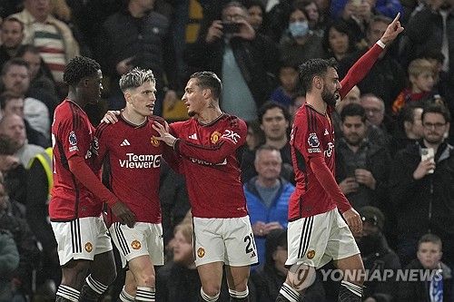 첼시는 5일 영국 런던에 위치한 스탬포드 브리지에서 열린 맨체스터 유나이티드와의 잉글리시 프리미어리그 31라운드 홈경기에서 난타전을 벌인 끝에 4 대 3 짜릿한 승리를 거뒀다. 이날 첼시 공격수 콜 팔머는 후반 추가시간에 2골을 터트리며 팀을 승리로 이끌었을 뿐만 아니라 해트트릭까지 달성했다. 경기 후 팔머는 어린 시절부터 맨유 팬이라고 고백해 눈길을 끌었다. 연합뉴스