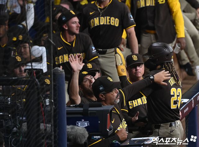 이정후(사진)가 6일 미국 캘리포니아주 샌프란시스코 오라클파크에서 열린 2024 메이저리그 샌디에이고전에서 1번타자 중견수로 선발 출전해 3타수 무안타 1볼넷 1득점을 기록했다. 시즌 타율은 종전 0.250에서 0.226으로 내려갔다. 샌디에이고 김하성도 같은 경기에 출전, 4타수 무안타를 기록했다. 경기는 샌프란시스코의 9회말 끝내기 3-2 승리로 마무리 됐다. 엑스포츠뉴스DB