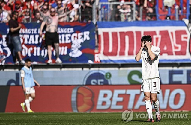 바이에른 뮌헨은 7일 독일 하이덴하임 포이트 아레나에서 끝난 2023-2024 독일 분데스리가 28라운드 하이덴하임과의 원정 경기에서 주포 해리 케인과 2선 공격수 세르주 그나브리의 전반 연속골에도 불구하고 후반 5분과 6분, 34분에 연속 실점해 2-3으로 뒤집기 패배를 당했다. 2-2 동점골을 내준 뒤 김민재가 두 손으로 고개를 감싸쥐고 있다. 연합뉴스