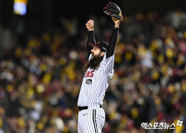 LG 트윈스 선발투수 케이시 켈리가 경기 중 야수의 호수비에 두 손을 번쩍 들며 포효하고 있다. 엑스포츠뉴스 DB