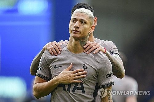 안지 포스테코글루 감독이 6일 잉글랜드 런던에 있는 토트넘 훈련장 홋스퍼 웨이에서 진행된 노팅엄 포레스트와의 경기 전 기자회견에서 히샬리송의 부상 소식을 전했다.&nbsp; 토트넘은 오는 8일 오전 2시 런던에 있는 토트넘 홋스퍼 스타디움에서 노팅엄 포레스트와 2023-2024시즌 프리미어리그 32라운드 맞대결을 갖는다.&nbsp;연합뉴스