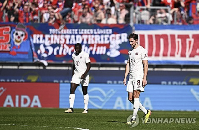 뮌헨은 7일(한국시간) 독일 하이덴하임 포이트 아레나에서 열린 2023-2024 독일 분데스리가 28라운드 하이덴하임과의 원정 경기에서 주포 해리 케인과 2선 공격수 세르주 그나브리의 전반 연속골에도 불구하고 후반 5분과 6분, 34분에 연속 실점해 2-3으로 뒤집기 패배를 당했다. 연합뉴스