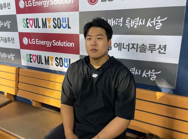 KT 위즈 강백호가 5일 잠실 LG 트윈스전에서 프로 데뷔 후 처음으로 포수로 선발 출장해 경기를 마친 뒤 인터뷰하고 있다. 잠실, 최원영 기자