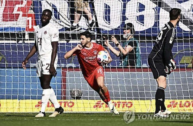 뮌헨은 7일(한국시간) 독일 하이덴하임 포이트 아레나에서 열린 2023-2024 독일 분데스리가 28라운드 하이덴하임과의 원정 경기에서 주포 해리 케인과 2선 공격수 세르주 그나브리의 전반 연속골에도 불구하고 후반 5분과 6분, 34분에 연속 실점해 2-3으로 뒤집기 패배를 당했다. 연합뉴스