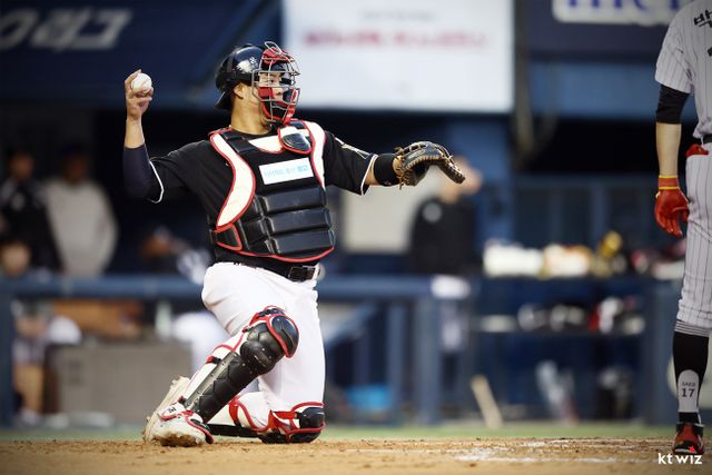 KT 위즈 강백호가 5일 잠실 LG 트윈스전에서 프로 데뷔 후 처음으로 포수로 선발 출장해 투수에게 공을 던져주려 하고 있다. KT 위즈 제공