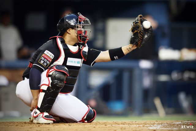 KT 위즈 강백호가 5일 잠실 LG 트윈스전에서 프로 데뷔 후 처음으로 포수로 선발 출장해 공을 받아내고 있다. KT 위즈 제공