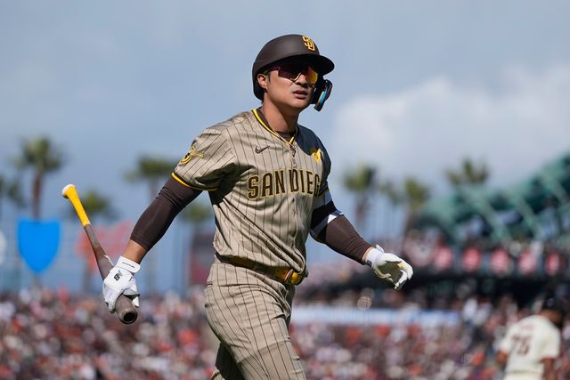 이정후가 6일 미국 캘리포니아주 샌프란시스코 오라클파크에서 열린 2024 메이저리그 샌디에이고전에서 1번타자 중견수로 선발 출전해 3타수 무안타 1볼넷 1득점을 기록했다. 시즌 타율은 종전 0.250에서 0.226으로 내려갔다. 샌디에이고 김하성(사진)도 같은 경기에 출전, 4타수 무안타를 기록했다. 경기는 샌프란시스코의 9회말 끝내기 3-2 승리로 마무리 됐다. 연합뉴스 AP