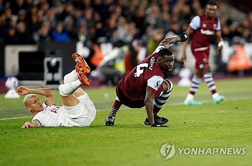 안지 포스테코글루 감독이 6일 잉글랜드 런던에 있는 토트넘 훈련장 홋스퍼 웨이에서 진행된 노팅엄 포레스트와의 경기 전 기자회견에서 히샬리송의 부상 소식을 전했다.&nbsp; 토트넘은 오는 8일 오전 2시 런던에 있는 토트넘 홋스퍼 스타디움에서 노팅엄 포레스트와 2023-2024시즌 프리미어리그 32라운드 맞대결을 갖는다.&nbsp;연합뉴스