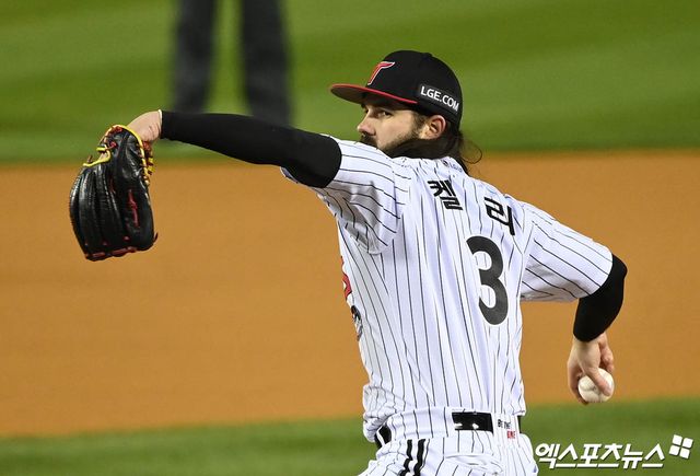 LG 트윈스 선발투수 케이시 켈리가 선발 등판해 투구하고 있다. 엑스포츠뉴스 DB