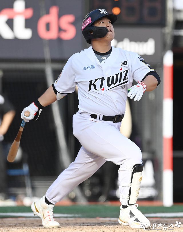 KT 위즈 강백호가 정규시즌 경기에서 타격한 뒤 타구를 바라보고 있다. 엑스포츠뉴스 DB
