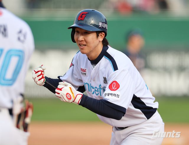 롯데 자이언츠 내야수 최항. 4월 7일 사직 두산 베어스전에서 4타수 2안타 1타점 1득점을 기록, 팀 역전승에 힘을 보탰다. 사진 롯데 자이언츠