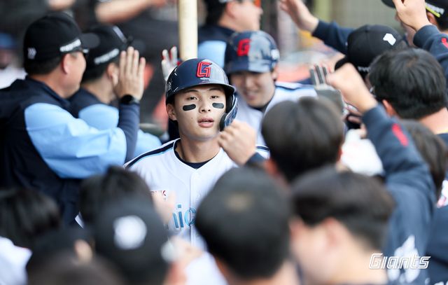 롯데 자이언츠 외야수 윤동희. 4월 7일 사직 두산 베어스전에서 2024 시즌 마수걸이 홈런을 만루포로 장식하고 팀의 첫 연승을 견인했다. 사진 롯데 자이언츠