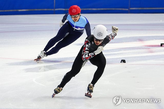 흰 헬멧을 쓴 박지원이 6일 오후 서울 양천구 목동아이스링크에서 열린 2024-2025시즌 쇼트트랙 국가대표 1차 선발전 남자 500m 예선에서 레이스를 펼치고 있다. 박지원은 해당 종목 준결승에서 황대헌과 충돌해 조 최하위로 밀려나며 결승 진출에 실패했다. 연합뉴스
