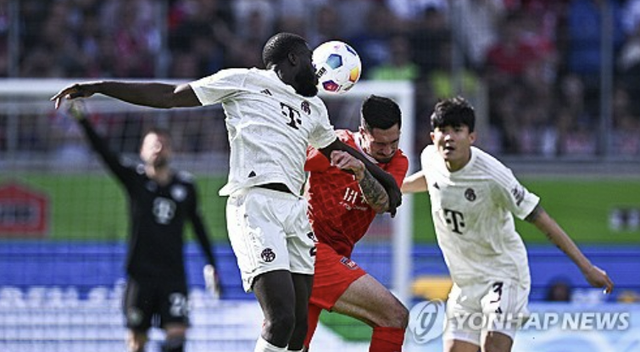 한국산 철기둥 김민재(오른쪽)이 7일 독일 하이덴하임 포이트 아레나에서 끝난 2023-2024 독일 분데스리가 28라운드 하이덴하임과의 원정 경기에서 35일 만에 선발 출전해 풀타임을 소화했다. 빌트 등 독일 언론은 경기 직후 김민재에 최하점인 6점을 주며 혹평했으나 현지 최고 축구지 키커는 김민재가 두 차례 몸빵수비한 것을 주목했다. 연합뉴스