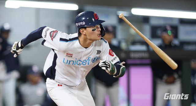 롯데 자이언츠 외야수 윤동희. 4월 7일 사직 두산 베어스전에서 2024 시즌 마수걸이 홈런을 만루포로 장식하고 팀의 첫 연승을 견인했다. 사진 롯데 자이언츠