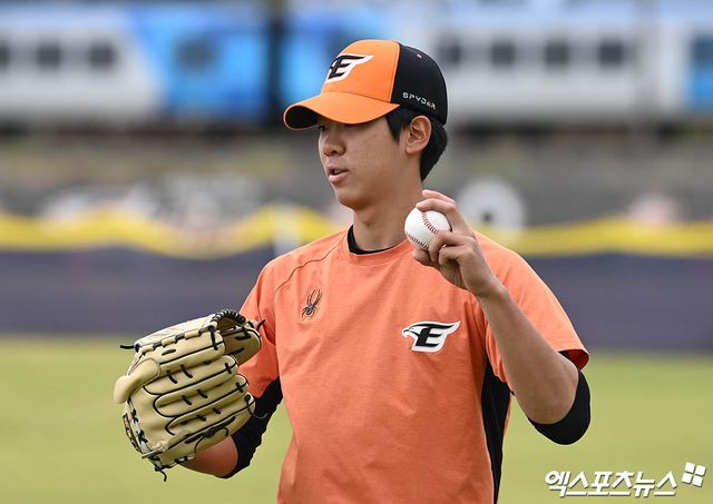 많은 기대를 받고 있는 전체 1순위 신인. 한화 이글스 투수 황준서. 엑스포츠뉴스 DB