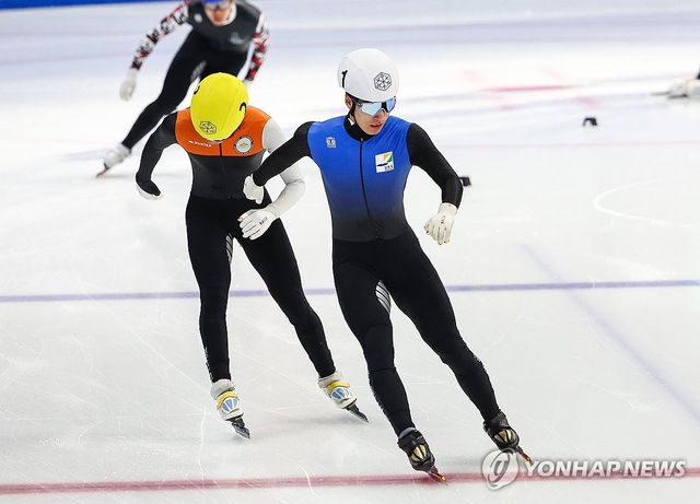 흰 헬멧을 쓴 황대헌이 6일 오후 서울 양천구 목동아이스링크에서 열린 2024-2025시즌 쇼트트랙 국가대표 1차 선발전 남자 500m 예선에서 조 1위로 결승선을 통과하고 있다. 황대헌은 해당 종목 준결승에서 박지원과 충돌했다. 박지원은 조 최하위로 밀려나 결승 진출에 실패했으며 황대헌은 준결승 2위로 결승에 올랐다. 연합뉴스