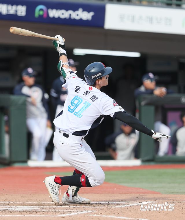 롯데 자이언츠 외야수 윤동희. 4월 7일 사직 두산 베어스전에서 2024 시즌 마수걸이 홈런을 만루포로 장식하고 팀의 첫 연승을 견인했다. 사진 롯데 자이언츠'