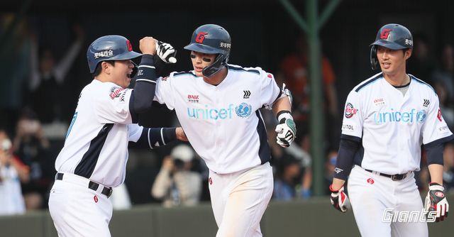 롯데 자이언츠 외야수 윤동희. 4월 7일 사직 두산 베어스전에서 2024 시즌 마수걸이 홈런을 만루포로 장식하고 팀의 첫 연승을 견인했다. 사진 롯데 자이언츠