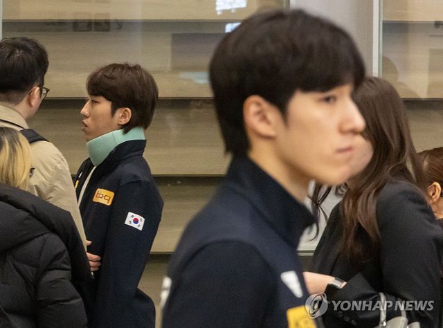 왼쪽부터 박지원과 황대헌. 지난달 19일 쇼트트랙 세계선수권대회를 마치고 인천국제공항 2터미널을 통해 입국한 후 인터뷰를 기다리고 있다. 올 시즌에만 세 차례 충돌했던 박지원, 황대헌은 6일 열린 2024-2025시즌 쇼트트랙 국가대표 1차 선발전 남자 500ｍ 준결승에서도 충돌했다. 박지원은 결승 진출에 실패했고, 황대헌은 준결승 2위로 결승에 올랐다. 연합뉴스