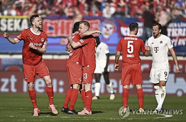 한국산 철기둥 김민재이 7일 독일 하이덴하임 포이트 아레나에서 끝난 2023-2024 독일 분데스리가 28라운드 하이덴하임과의 원정 경기에서 35일 만에 선발 출전해 풀타임을 소화했다. 빌트 등 독일 언론은 경기 직후 김민재에 최하점인 6점을 주며 혹평했으나 현지 최고 축구지 키커는 김민재가 두 차례 몸빵수비한 것을 주목했다. 연합뉴스