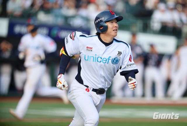 롯데 자이언츠 내야수 최항. 4월 7일 사직 두산 베어스전에서 4타수 2안타 1타점 1득점을 기록, 팀 역전승에 힘을 보탰다. 사진 롯데 자이언츠