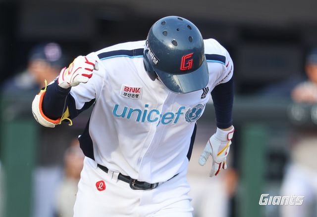 롯데 자이언츠 내야수 최항. 4월 7일 사직 두산 베어스전에서 4타수 2안타 1타점 1득점을 기록, 팀 역전승에 힘을 보탰다. 사진 롯데 자이언츠