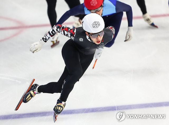 흰 헬멧을 쓴 박지원이 6일 오후 서울 양천구 목동아이스링크에서 열린 2024-2025시즌 쇼트트랙 국가대표 1차 선발전 남자 500m 예선에서 레이스를 펼치고 있다. 박지원은 해당 종목 준결승에서 황대헌과 충돌해 조 최하위로 밀려나며 결승 진출에 실패했다. 연합뉴스