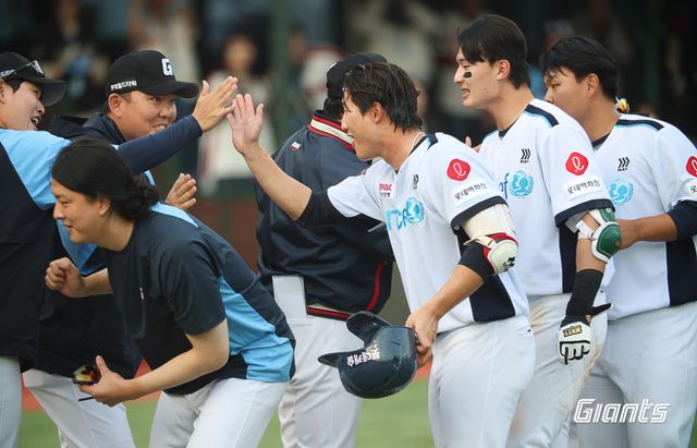 롯데 자이언츠 이주찬, 4월 7일 사직 두산 베어스전에서 연장 10회말 끝내기 안타로 팀의 시즌 첫 연승을 견인했다. 사진 롯데 자이언츠