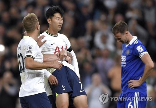  400경기 출장으로 토트넘 홋스퍼 레전드 반열에 오른 손흥민이 프리미어리그 타이틀 경쟁을 이어가며 대기록을 넘본다.&nbsp; 토트넘은 8일 영국 런던에 위치한 토트넘 홋스퍼 스타디움에서 열린 노팅엄 포레스트와의 2023-2024시즌 프리미어리그 32라운드 홈 경기에서 3-1로 승리했다. 손흥민은 미키 판더펜의 골을 도우며 리그 9호 도움을 기록, 리그 10-10에 단 1도움만 남겨두고 있다. 연합뉴스