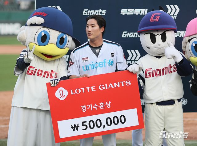 롯데 자이언츠 이주찬, 4월 7일 사직 두산 베어스전에서 연장 10회말 끝내기 안타로 팀의 시즌 첫 연승을 견인했다. 사진 롯데 자이언츠