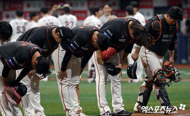 7일 오후 서울 구로구 고척스카이돔에서 열린 2024 신한 SOL뱅크 KBO 리그' 한화 이글스와 키움 히어로즈의 경기, 한화는 팽팽한 연장 접전 끝에 키움 김혜성의 끝내기 홈런으로 3대4 석패를 당했다. 경기를 마친 한화 선수들이 인사를 하고 있다. 엑스포츠뉴스DB
