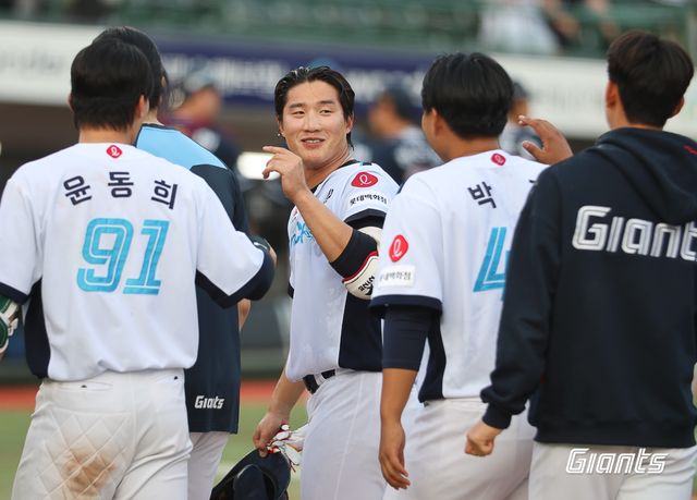 롯데 자이언츠 이주찬, 4월 7일 사직 두산 베어스전에서 연장 10회말 끝내기 안타로 팀의 시즌 첫 연승을 견인했다. 사진 롯데 자이언츠