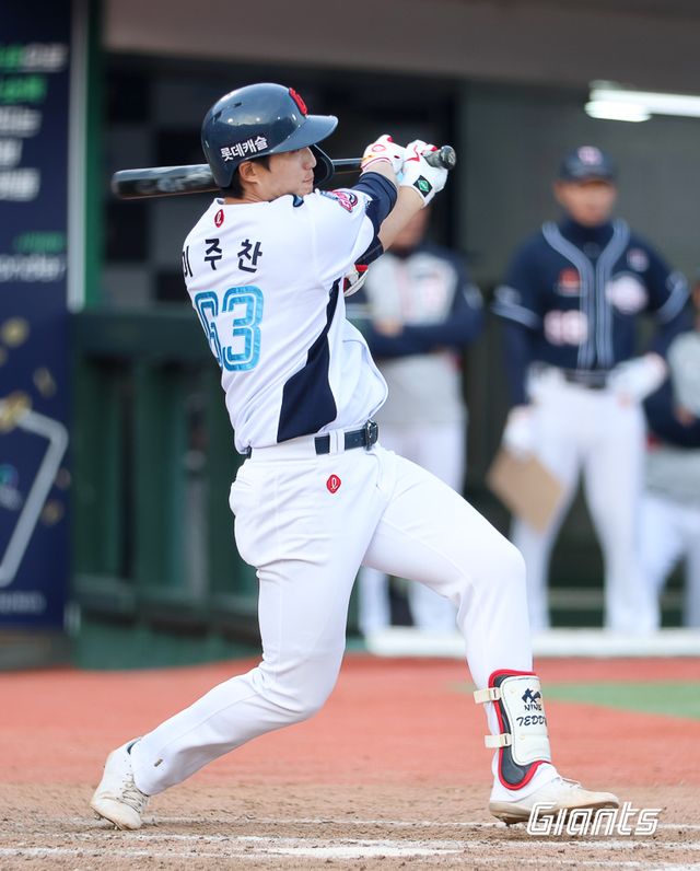 롯데 자이언츠 이주찬, 4월 7일 사직 두산 베어스전에서 연장 10회말 끝내기 안타로 팀의 시즌 첫 연승을 견인했다. 사진 롯데 자이언츠