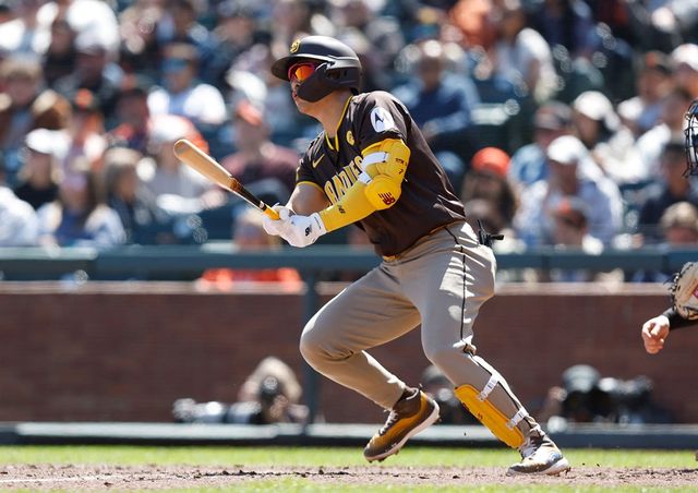 메이저리그 샌디에이고 파드리스 내야수 김하성이 8일(한국시간) 미국 캘리포니아주 샌프란시스코 오라클파크에서 열린 샌프란시스코 자이언츠와의 원정 경기에서 적시타를 때리고 있다. 그러나 김하성은 이날 치명적인 수비 실책을 2개나 저지르며 고개 숙였다. 샌디에이고는 이정후가 뛰는 샌프란시스코에 2-3으로 졌다. AFP/연합뉴스