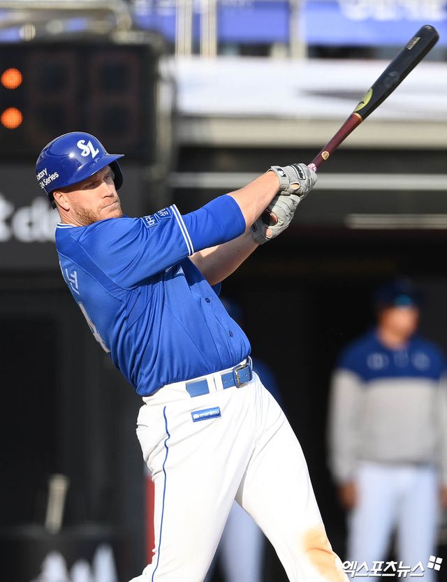 삼성 라이온즈 내야수 데이비드 맥키넌이 안타를 치고 있다. 엑스포츠뉴스 DB