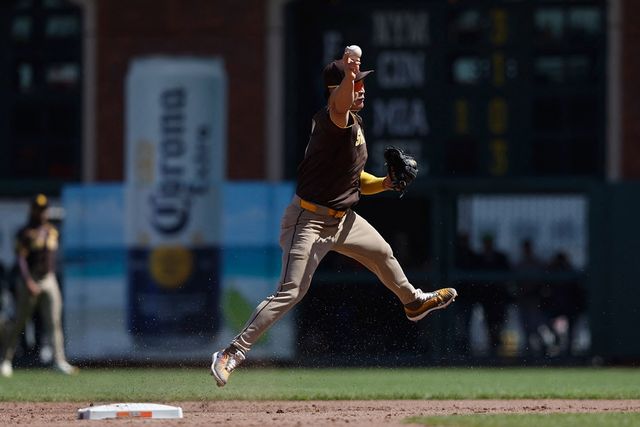 메이저리그 샌디에이고 파드리스 내야수 김하성이 8일(한국시간) 미국 캘리포니아주 샌프란시스코 오라클파크에서 열린 샌프란시스코 자이언츠와의 원정 경기에서 치명적인 수비 실책을 저지르며 고개 숙였다. 샌디에이고는 이정후가 뛰는 샌프란시스코에 2-3으로 졌다. 이정후는 이날 4경기 만에 안타를 때리면서 반전에 성공했다. AFP/연합뉴스