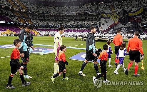 레알 마드리드와 맨체스터 시티가 10일 스페인 마드리드에 있는 산티아고 베르나베우에서 열린 2023-2024시즌 UEFA 챔피언스리그 8강 1차전에서 세 골씩 주고받으며 3-3 무승부를 기록했다.&nbsp;난타전을 주고 받은 양팀은 18일 잉글랜드 맨체스터에 있는 에티하드 스타디움에서 승부를 가린다. 연합뉴스