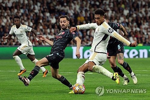 레알 마드리드와 맨체스터 시티가 10일 스페인 마드리드에 있는 산티아고 베르나베우에서 열린 2023-2024시즌 UEFA 챔피언스리그 8강 1차전에서 세 골씩 주고받으며 3-3 무승부를 기록했다.&nbsp;난타전을 주고 받은 양팀은 18일 잉글랜드 맨체스터에 있는 에티하드 스타디움에서 승부를 가린다. 연합뉴스