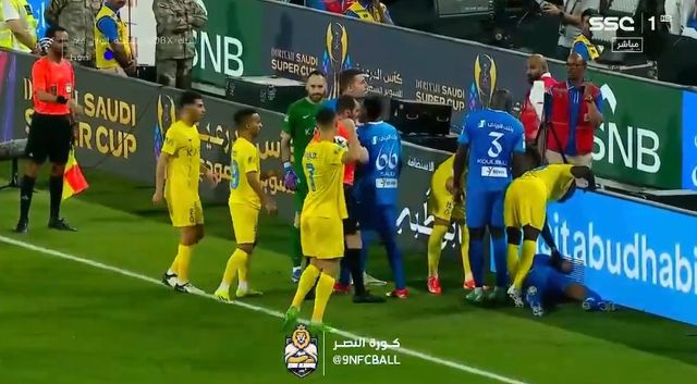 알나스르는 9일 사우디아라비아 리야드에 위치한 킹덤 아레나에서 열린 알힐라와의 2024 사우디 슈퍼컵 준결승에서 수적 열세를 이겨내지 못하고 패했다. 이날 전설적인 공격수 크리스티아누 호날두는 후반 41분 스로인 상황에서 알힐랄 수비수 알리 알볼라이히를 향해 팔꿈치를 휘둘러 사우디 입성 후 처음으로 레드카드를 받았다. 이때 호날두는 심판을 향해 주먹을 쥐고 박수를 보내며 조롱하는 듯한 행동을 하면서 논란을 일으켰다. SSC 중계화면