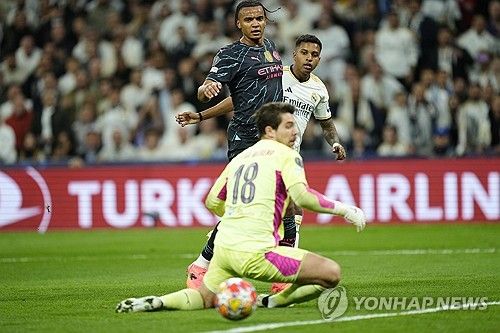 레알 마드리드와 맨체스터 시티가 10일 스페인 마드리드에 있는 산티아고 베르나베우에서 열린 2023-2024시즌 UEFA 챔피언스리그 8강 1차전에서 세 골씩 주고받으며 3-3 무승부를 기록했다.&nbsp;난타전을 주고 받은 양팀은 18일 잉글랜드 맨체스터에 있는 에티하드 스타디움에서 승부를 가린다. 연합뉴스