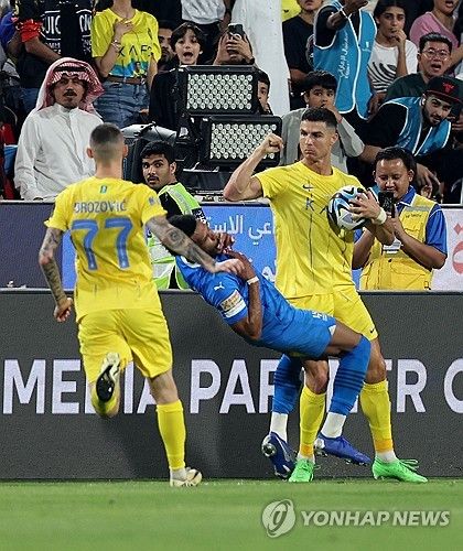 알나스르는 9일 사우디아라비아 리야드에 위치한 킹덤 아레나에서 열린 알힐라와의 2024 사우디 슈퍼컵 준결승에서 수적 열세를 이겨내지 못하고 패했다. 이날 전설적인 공격수 크리스티아누 호날두는 후반 41분 스로인 상황에서 알힐랄 수비수 알리 알볼라이히를 향해 팔꿈치를 휘둘러 사우디 입성 후 처음으로 레드카드를 받았다. 이때 호날두는 심판을 향해 주먹을 쥐고 박수를 보내며 조롱하는 듯한 행동을 하면서 논란을 일으켰다. 연합뉴스