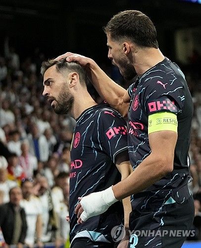 레알 마드리드와 맨체스터 시티가 10일 스페인 마드리드에 있는 산티아고 베르나베우에서 열린 2023-2024시즌 UEFA 챔피언스리그 8강 1차전에서 세 골씩 주고받으며 3-3 무승부를 기록했다.&nbsp;난타전을 주고 받은 양팀은 18일 잉글랜드 맨체스터에 있는 에티하드 스타디움에서 승부를 가린다. 연합뉴스