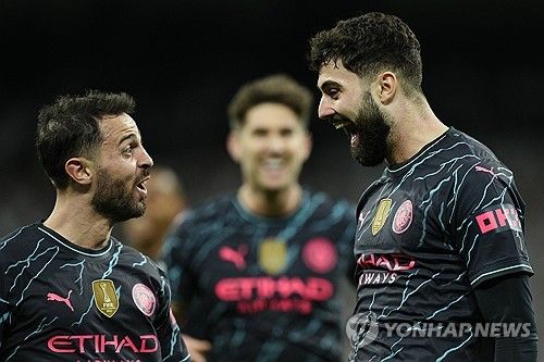 레알 마드리드와 맨체스터 시티가 10일 스페인 마드리드에 있는 산티아고 베르나베우에서 열린 2023-2024시즌 UEFA 챔피언스리그 8강 1차전에서 세 골씩 주고받으며 3-3 무승부를 기록했다.&nbsp;난타전을 주고 받은 양팀은 18일 잉글랜드 맨체스터에 있는 에티하드 스타디움에서 승부를 가린다. 연합뉴스