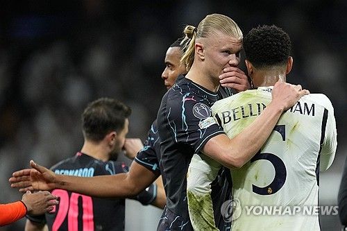 레알 마드리드와 맨체스터 시티가 10일 스페인 마드리드에 있는 산티아고 베르나베우에서 열린 2023-2024시즌 UEFA 챔피언스리그 8강 1차전에서 세 골씩 주고받으며 3-3 무승부를 기록했다.&nbsp;난타전을 주고 받은 양팀은 18일 잉글랜드 맨체스터에 있는 에티하드 스타디움에서 승부를 가린다. 연합뉴스