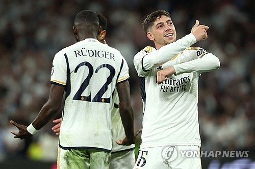 레알 마드리드와 맨체스터 시티가 10일 스페인 마드리드에 있는 산티아고 베르나베우에서 열린 2023-2024시즌 UEFA 챔피언스리그 8강 1차전에서 세 골씩 주고받으며 3-3 무승부를 기록했다.&nbsp;난타전을 주고 받은 양팀은 18일 잉글랜드 맨체스터에 있는 에티하드 스타디움에서 승부를 가린다. 연합뉴스