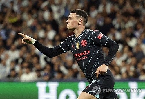 레알 마드리드와 맨체스터 시티가 10일 스페인 마드리드에 있는 산티아고 베르나베우에서 열린 2023-2024시즌 UEFA 챔피언스리그 8강 1차전에서 세 골씩 주고받으며 3-3 무승부를 기록했다.&nbsp;난타전을 주고 받은 양팀은 18일 잉글랜드 맨체스터에 있는 에티하드 스타디움에서 승부를 가린다. 연합뉴스